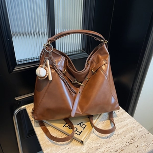 Damen Vintage Große Tote Bag PU Leder Mode Einfache Schultertasche Mit Baseball-Anhänger Lässige Reise Handtasche