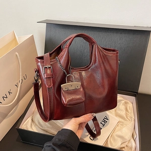 Borsa tote vintage in pelle rosso vino con pochette e tracolla regolabile