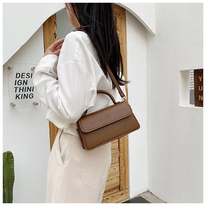 Sac à main rectangulaire en cuir mat marron avec poignée ronde et finitions dorées