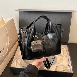 Borsa tote in pelle nera retrò con ciondolo a lucchetto su scatola regalo in raso