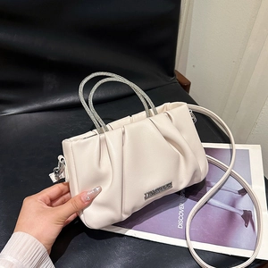 Borsa a tracolla crema increspata con manici circolari in strass e catena elegante
