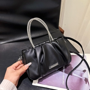 Borsa a mano nera a pieghe con manici in strass e tracolla a catena rimovibile