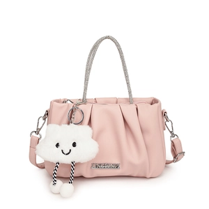 Borsa a mano plissettata rosa con manico di strass e ciondolo a forma di nuvola