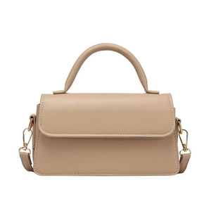 Sac bandoulière minimaliste en cuir beige mat avec poignée et finitions dorées