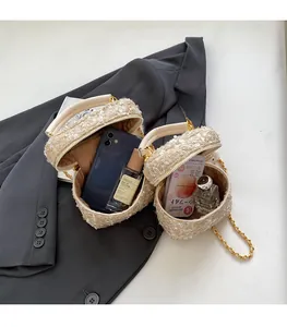 Detail van het ruime interieur van de tweed ketting schoudertas met dagelijkse benodigdheden