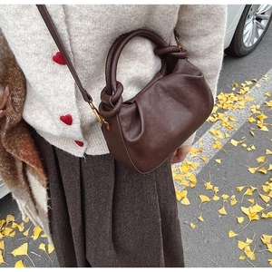 Dettaglio di una borsa in pelle pieghettata testa di moro con manico a nodo unico
