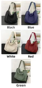 Détails des grands sacs bandoulière en toile en noir, bleu, blanc, rouge et vert