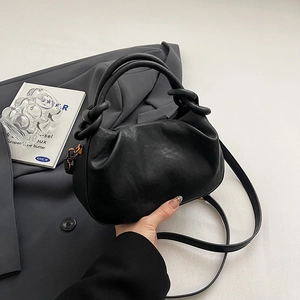 Borsa a mano nera a pieghe con manico a nodo e tracolla sottile per ogni occasione