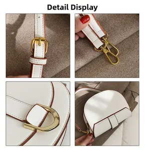 Détail du sac besace blanc avec bordure marron et boucle métallique dorée élégante