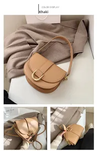 Détail du sac besace kaki avec boucle fer à cheval dorée et finition en cuir lisse