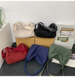 Vue détaillée des sacs bandoulière en toile épaisse en cinq couleurs avec fermeture