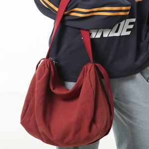 Grand sac bandoulière minimaliste en toile rouge foncé avec fermeture éclair pour femme
