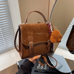 Borsa a tracolla marrone vintage a contrasto da donna con manico e ciondolo a cane