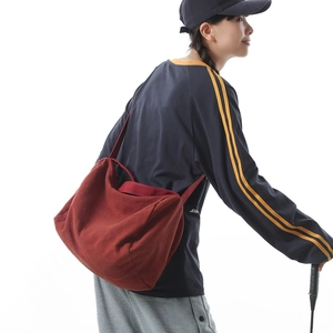 Grand sac bandoulière en toile rouge foncé pour femme au design décontracté