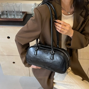 Schicke schwarze strukturierte Schultertasche mit Plissee-Finish und langem Griff