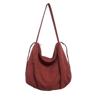 Grand sac à bandoulière rouge bordeaux en peluche texturée avec fermeture à glissière