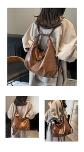 Dettaglio della grande borsa Hobo marrone con trama in pelle e spallacci regolabili