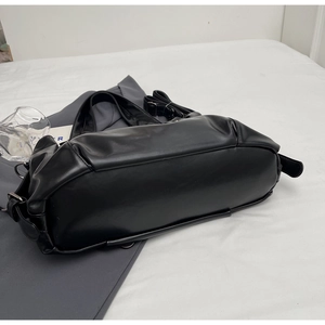 Vue de dessus montrant le fond large et le cuir PU souple du grand sac à main noir