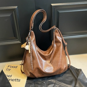 Women's Vintage PU Leather Large Capacity Tote Bag Fashion Commuting Hobo Shoulder Bag With Detachable Baseball Charm