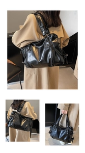 Détail du sac cabas en similicuir noir avec rivets métalliques et large bandoulière