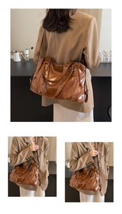 Détail d'un sac cabas vintage marron foncé en similicuir avec rivets et doubles poignées