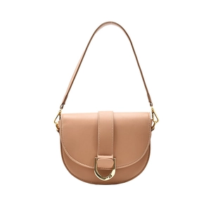 Sacoche selle classique marron clair avec boucle fer à cheval dorée au style minimaliste