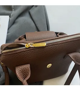 Details des goldfarbenen Reißverschlusses an der braunen Leder-Handtasche
