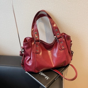 Grand sac cabas bordeaux en cuir avec rivets et bandoulière pour le style automne/hiver