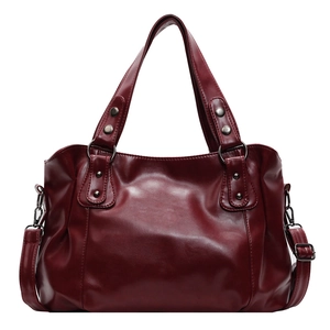 Grand sac cabas bordeaux en cuir PU avec rivets argentés et bandoulière réglable
