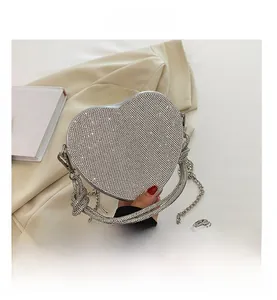 Gros plan du sac de soirée cœur argenté orné de strass en cristal scintillants