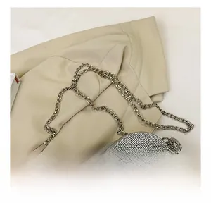 Détail du sac de soirée en forme de cœur avec strass argentés et chaîne fine
