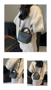 Details einer schwarzen Mini-Tasche aus strukturiertem Leder mit goldener Hardware