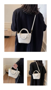 Detailansichten der weißen Mini-Tasche aus Leder mit goldfarbenen Metallbeschlägen