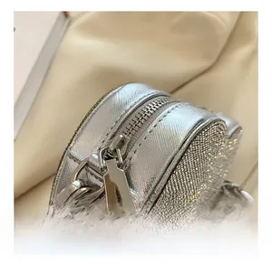 Vue macro de la fermeture éclair argentée lisse et des strass étincelants du sac