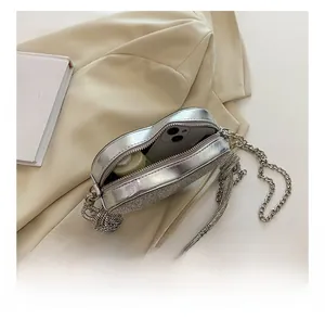 Capacité intérieure du sac de soirée argenté en forme de cœur avec téléphone et rouge