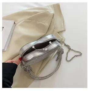 Détail de l'intérieur du sac argenté montrant la poche principale et le porte-cartes