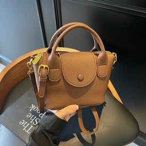 Braune Mini-Handtasche aus Leder mit Lychee-Muster, Tragegriff und goldener Hardware