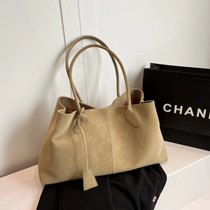 Large Capacity PU Leather Tote Bag For Women Minimalist Solid Color Commuter Shoulder Bag Soft Matte Handbag With Magnetic Buckle