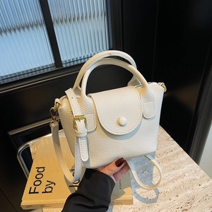 Weiße Handtasche aus Leder mit Litschimuster, Griff und goldenen Metallbeschlägen