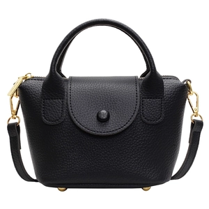 Minimalistische schwarze Handtasche aus Leder mit Lychee-Muster und Golddetails