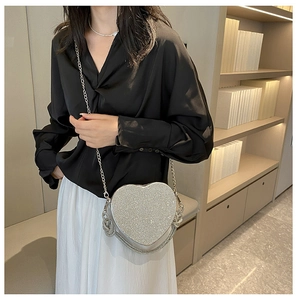 Sac à main étincelant en forme de cœur avec strass argentés et chaîne en métal