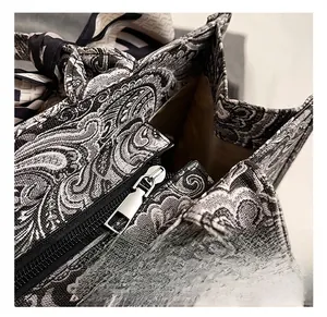 Dettaglio della cerniera argentata sulla borsa tote jacquard con motivi paisley e sciarpa