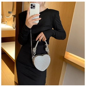 Selfie miroir d'un sac de soirée argenté en forme de cœur avec strass brillants et chaîne