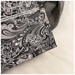 Dettaglio del motivo paisley intrecciato con ricami di alta qualità e cuciture fini