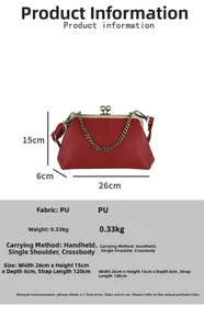 Détail du sac coquille en PU rouge avec dimensions 26x15x6cm et bandoulière chaîne