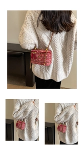 Gros plan d'un sac bandoulière en tweed rose avec chaîne dorée et texture tissée