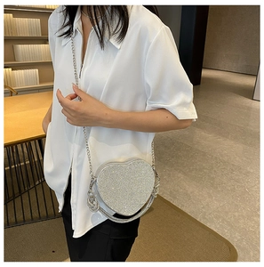 Vue détaillée du sac de soirée argenté en forme de cœur avec strass et chaîne en métal