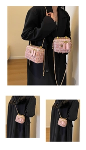 Gros plan détaillé du mini sac bandoulière en tweed rose avec ornement fleur de camélia