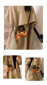 Détail du mini sac oreiller en cuir PU marron avec breloque ours en peluche et boucles dorées