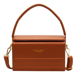 Bolso de mano rectangular de cuero marrón con detalles dorados y correa ajustable